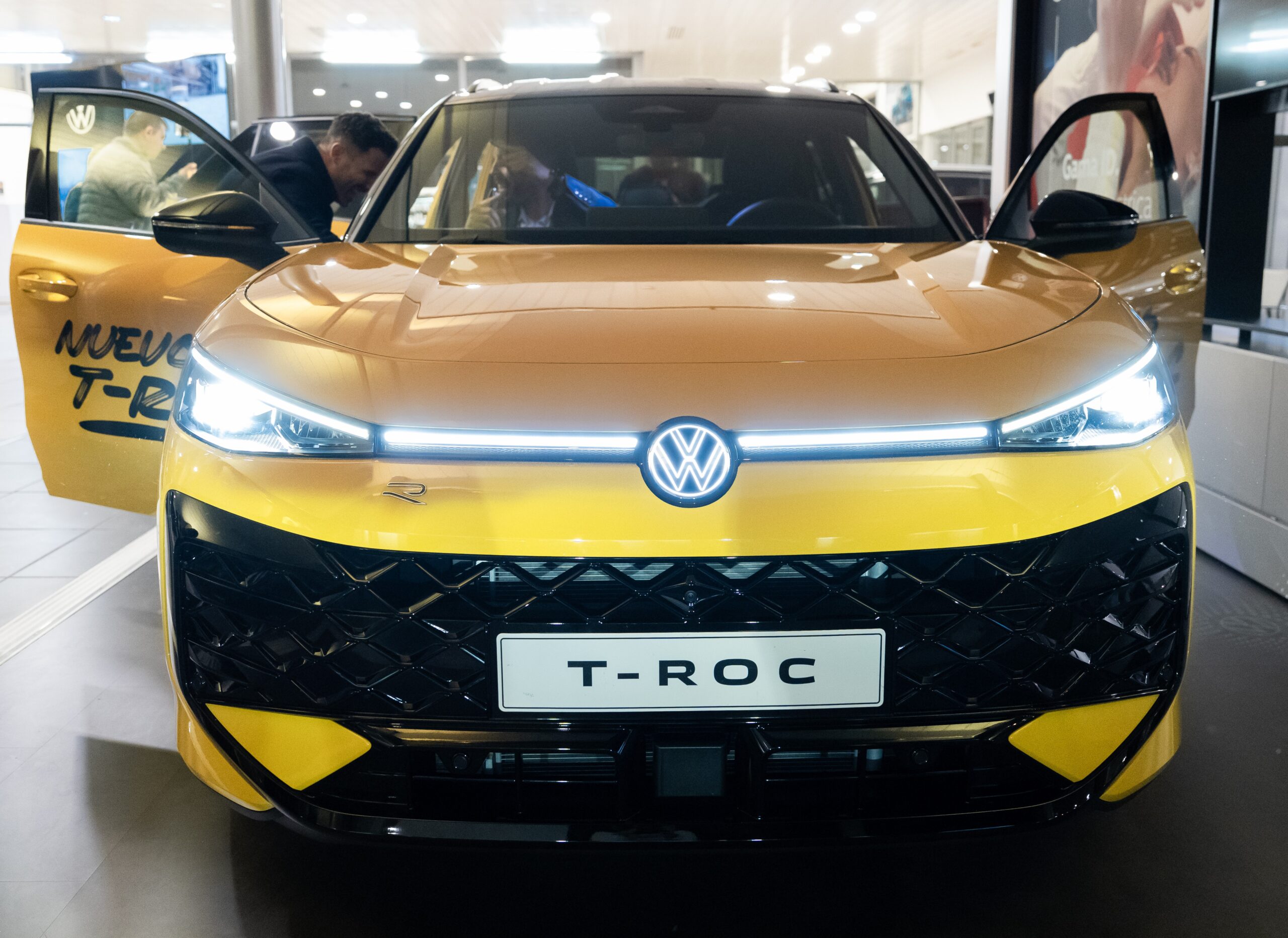 Más de medio centenar de asistentes descubren en Serramóvil Volkswagen Elche el nuevo T-Roc