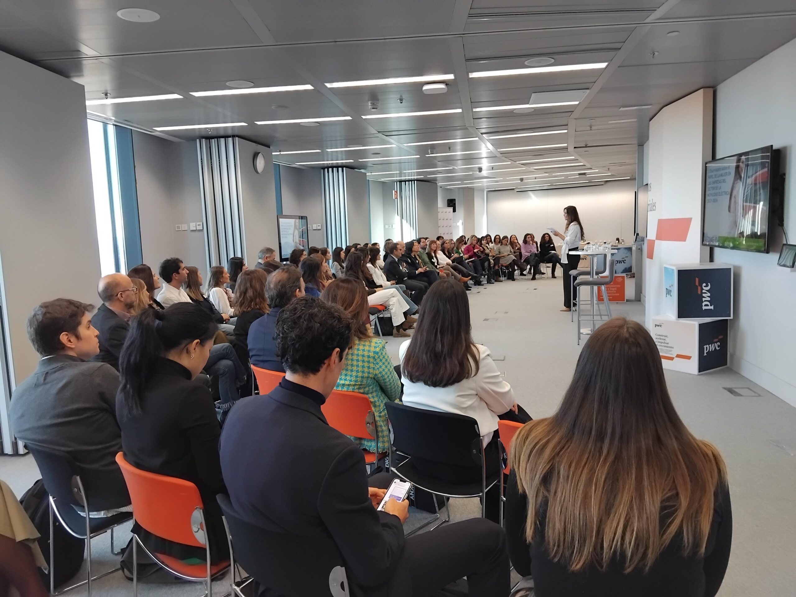 El 33 % de los empleados del sector de la movilidad eléctrica son mujeres