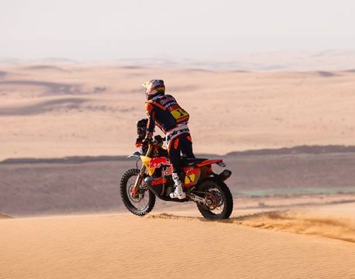 Sanders y Al Attiyah lideran Dakar a mitad de carrera en moto y coche respectivamente