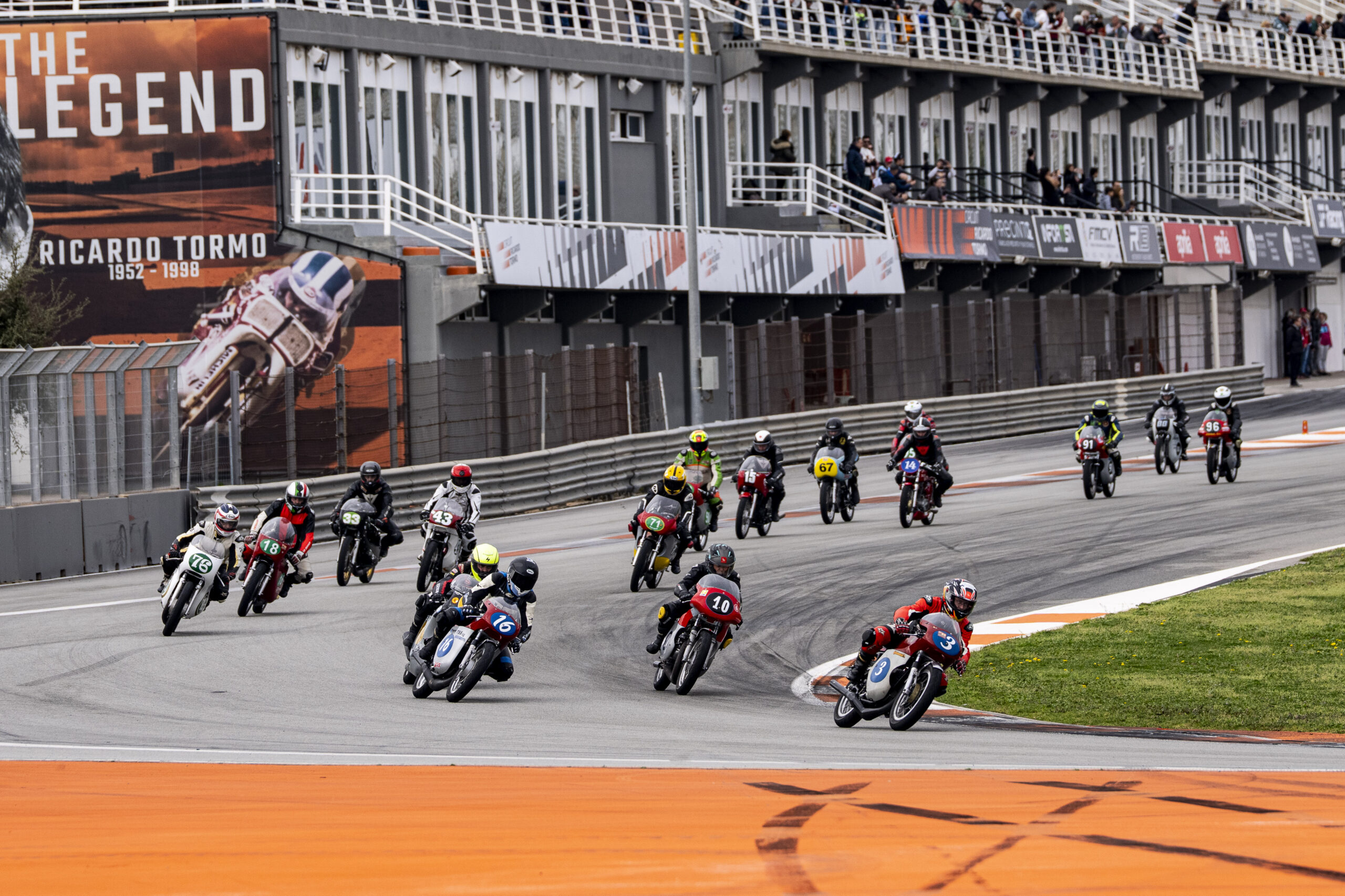 Racing Legends reúne cientos de clásicos entre motos, coches y camiones