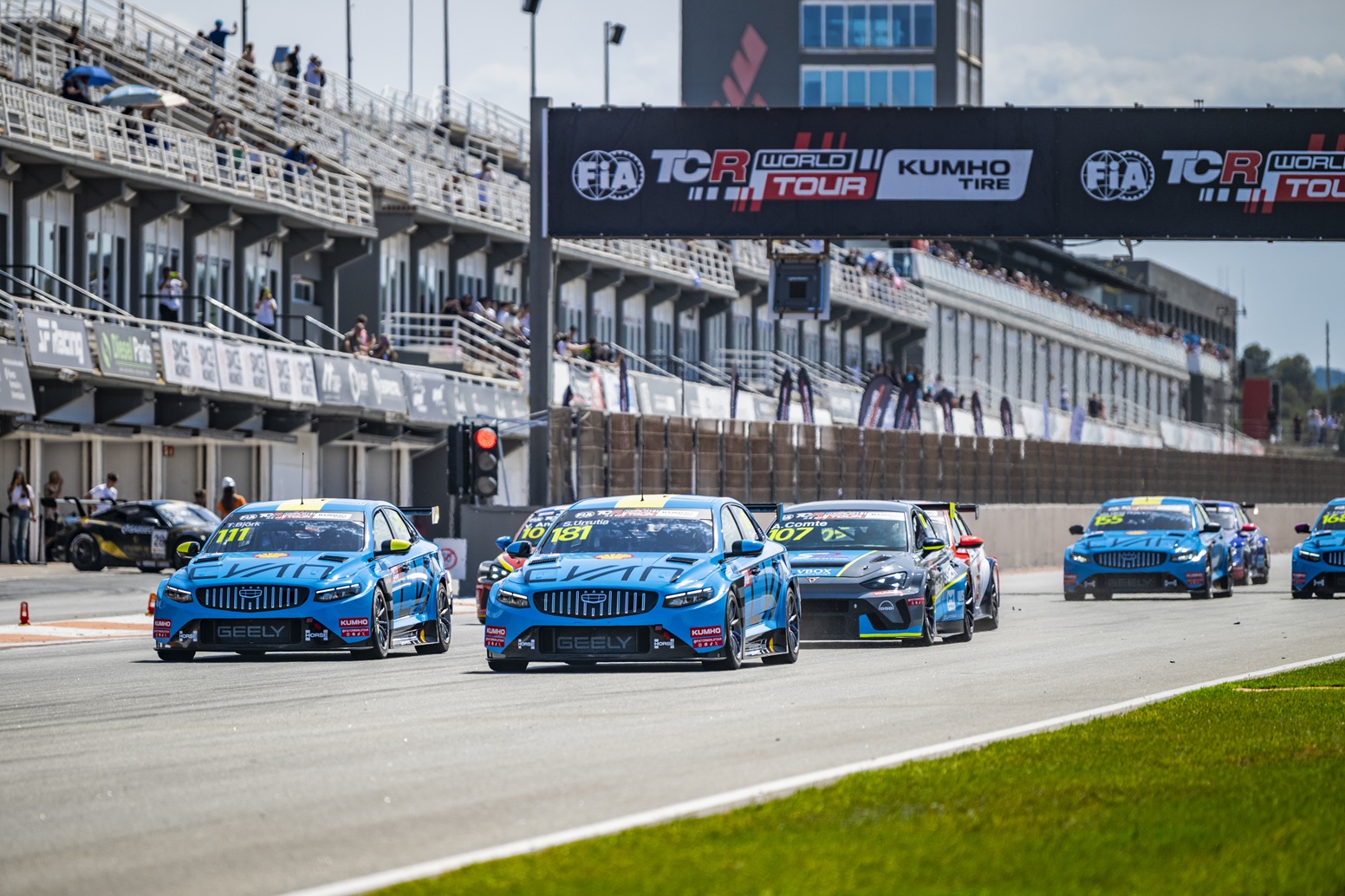 Triplete histórico de Urrutia que gana todas las carreras del FIA TCR World Tour en Cheste