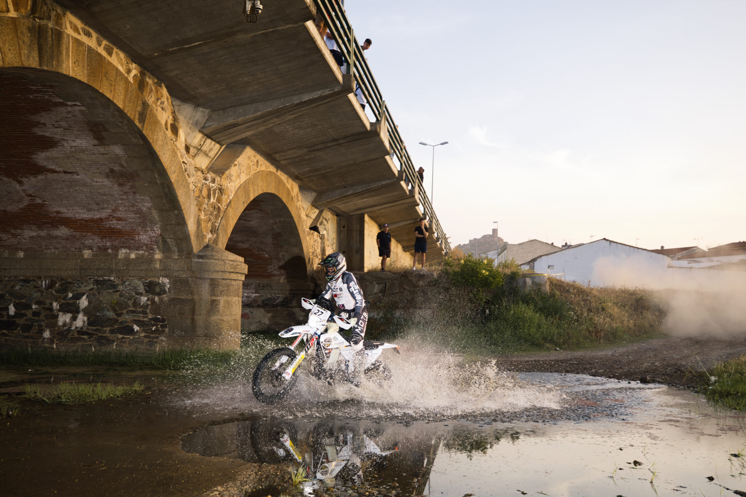 El calor asfixiante, gran enemigo de los pilotos motociclistas en la Baja Extremadura