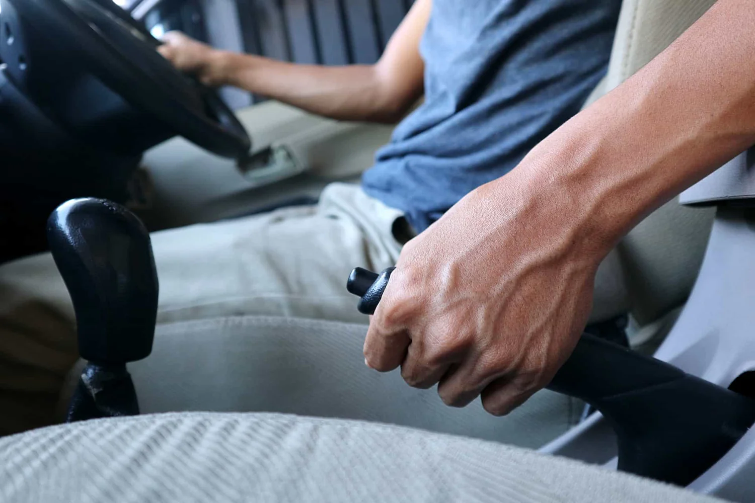 CONFORTAUTO explica cómo actuar sobre el freno de mano cuando este pierde eficacia