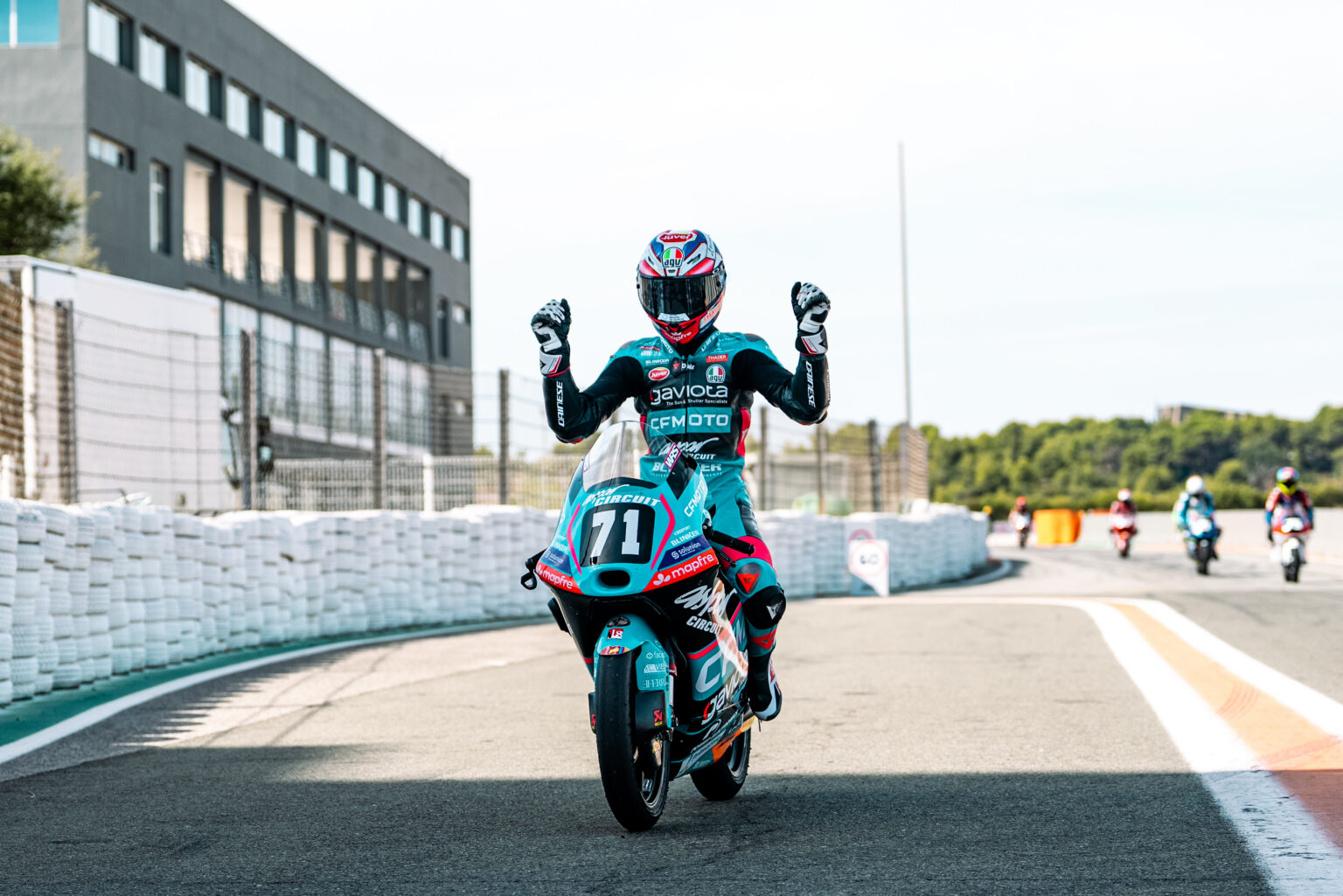 Doble victoria de Carlos Cano en el festival del Aspar Team en MotoJunior en Cheste