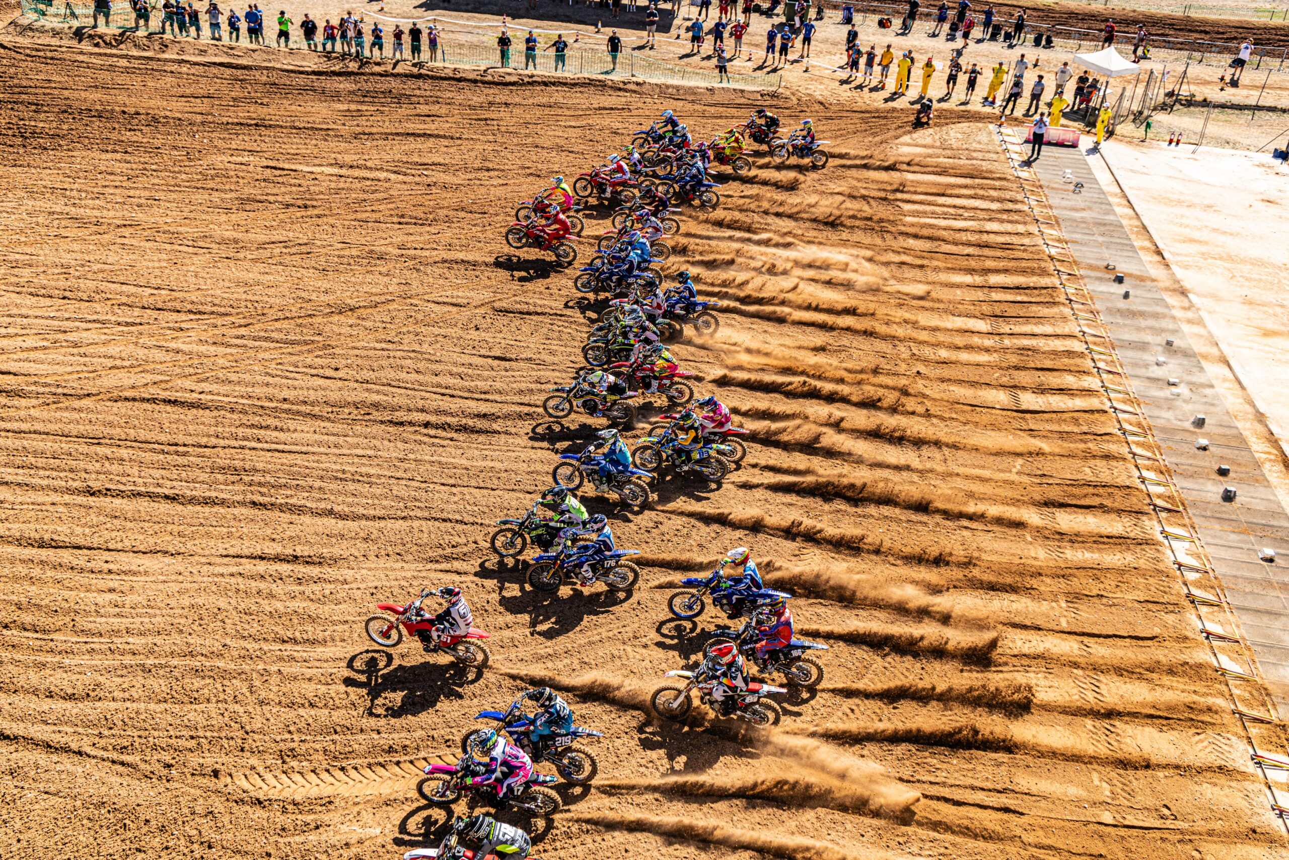 Butrón se pone líder de MX1 y Miró gana la manga conjunta en MotorLand