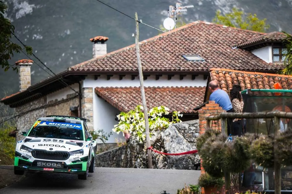 José Antonio Suárez (Skoda) sella su cuarta corona en un Villa de Llanes teñido de luto