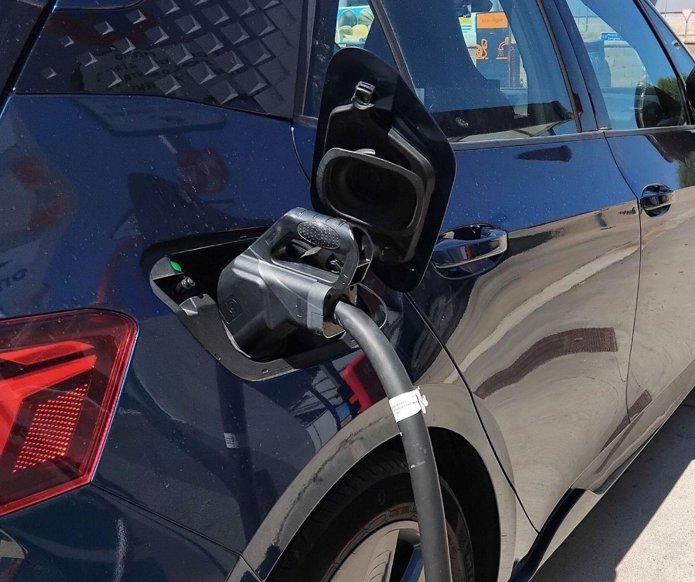 Las matriculaciones de eléctricos continúan al alza, con una subida del 28% en agosto