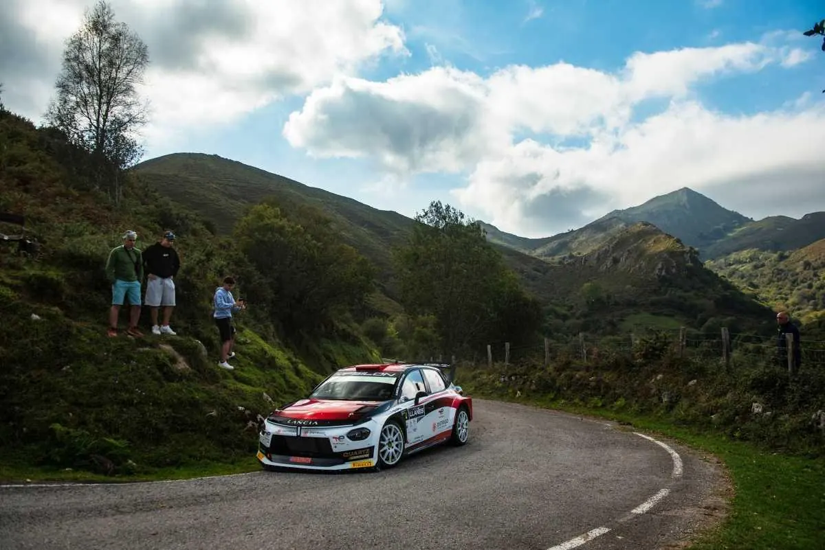 Diego Ruiloba y Ángel Vela (Lancia Ypsilon Rally2) lideran por la mínima en Llanes
