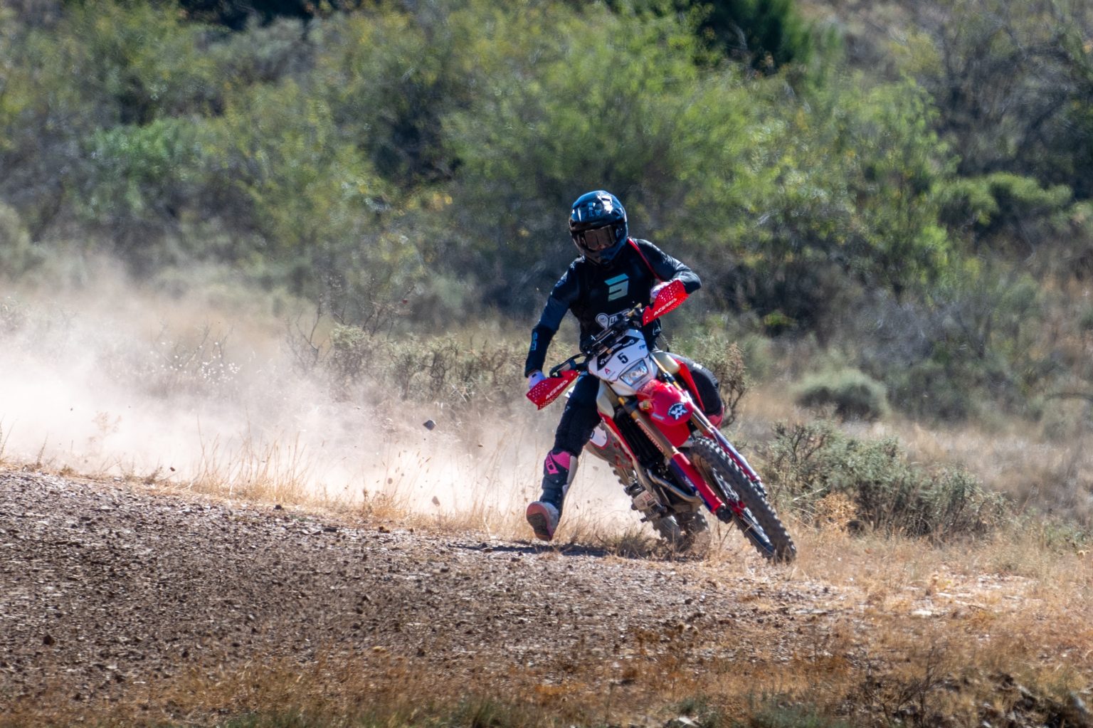 Baja Aragón 1ª etapa: Santolino y Braceras empatan en motos; Ferreira gana en coches